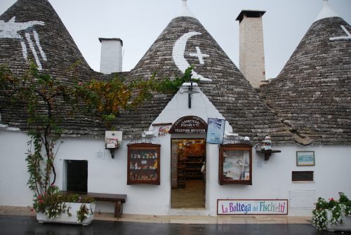 La Bottega dei Fischietti, Alberobello, Pouilles, Italie.