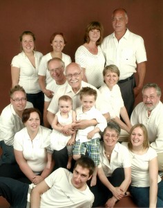 Notre famille de 2009 au grand complet! Rangée du haut : Claudine, Céline, Johanne et Daniel. Au centre : Marc-André, Jacques, moi et Louise. Dans mes bras : Chloé et Félix, avec à ma droite Isabel et à ma gauche Pierre. Tout en bas : Pierre-Olivier, Martine et Josiane. Du pur bonheur!