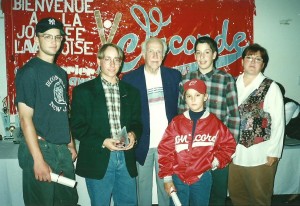 Lors du Gala méritas de fin de saison 1994 du Concorde de Laval, Marc-André reçoit le trophée du joueur ayant démontré le meilleur esprit sportif de son équipe. Il pose ici avec, entre autre, monsieur Raymond Perron... une légende du baseball montréalais.