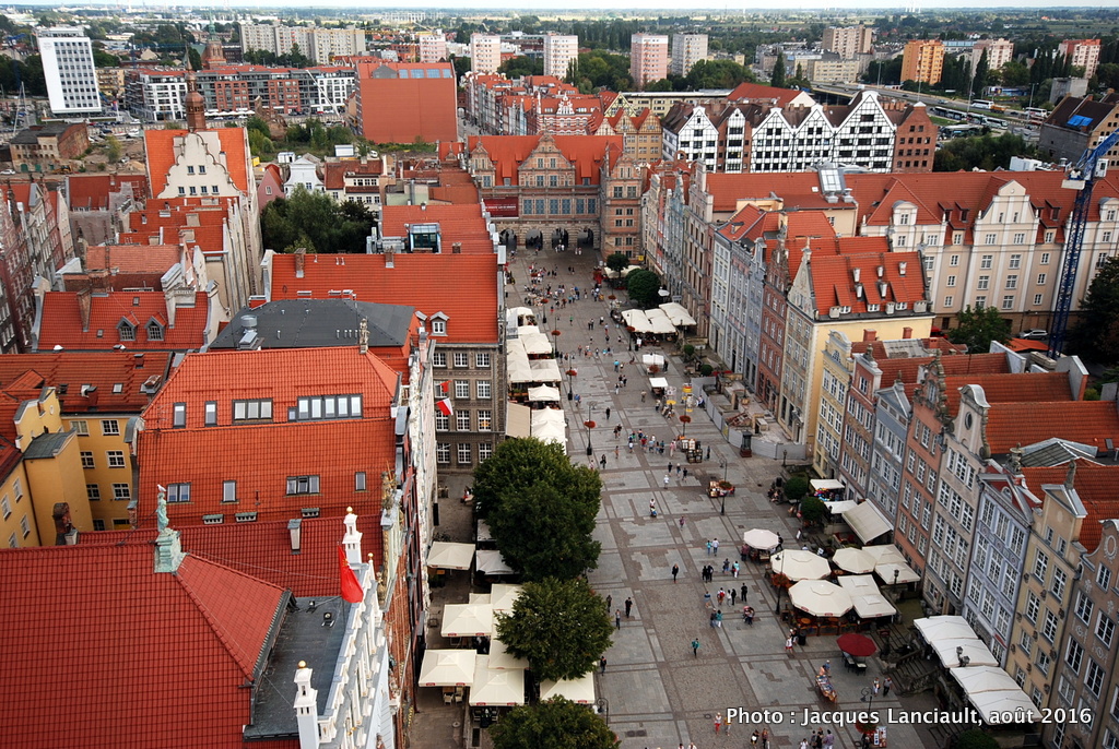 Rue du Long Marché et Porte verte vues du haut de tour de l’Hôtel de Ville, Gdańsk, Pologne
