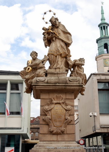 Statue de St-Jean de Népomucène sur la place du Vieux Marché, Poznań, Pologne
