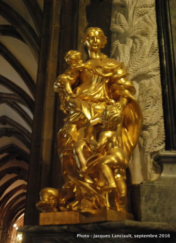 Statue de la Vierge Marie dans l’église Saint-Jean-Baptiste, île Ostrów Tumski, Wrocław, Pologne