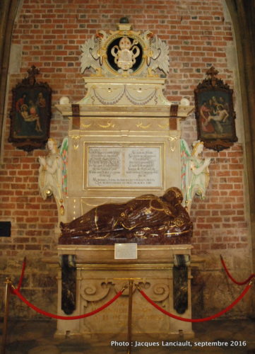 Une magnifique tombe dans l’église Saint-Jean-Baptiste, île Ostrów Tumski, Wrocław, Pologne