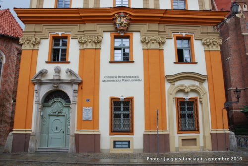 Bâtisse de l’archidiocèse de Wrocław, dotée de superbes armoiries, île Ostrów Tumski, Wrocław, Pologne