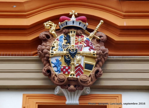 Bâtisse de l’archidiocèse de Wrocław, dotée de superbes armoiries, île Ostrów Tumski, Wrocław, Pologne