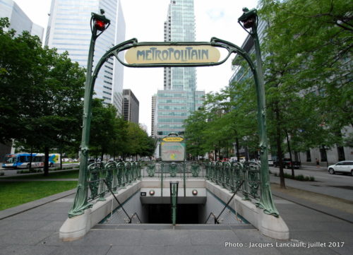 Entourage d’une bouche de métro Métropolitain, Quartier international, Montréal, Québec