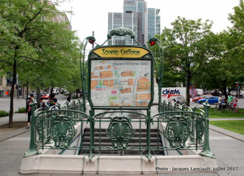 Entourage d’une bouche de métro Métropolitain, Quartier international, Montréal, Québec