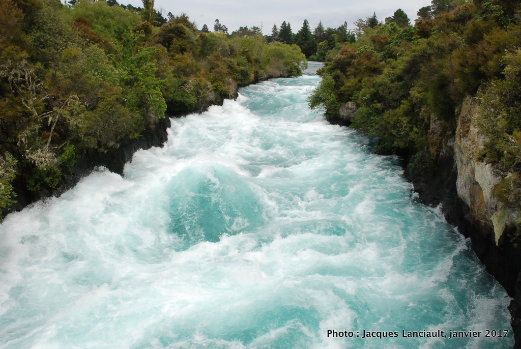 Nouvelle-Zélande : les chutes Huka… une cascade d’eau d’une violence inouïe!