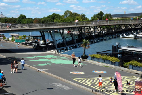 Passerelle Léopold-Sédar-Senghor, Paris, France