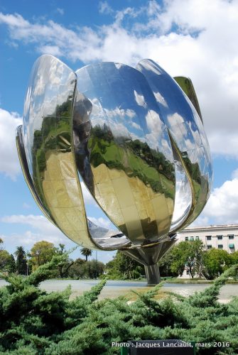 Floralis Genérica,  plaza Naciones Unidas, Buenos Aires, Argentine