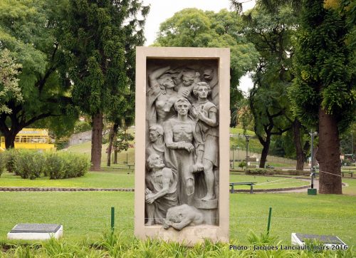 Monument aux héros et martyrs du ghetto de Varsovie, Parque del Centenario, Buenos Aires, Argentine