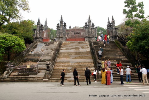 Escalier menant au tombeau de Khai Dinh, Hué, Vietnam