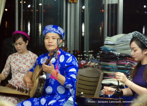 Bateau dragon, Rivière des Parfums, Hué, Vietnam