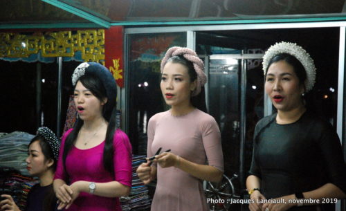 Bateau dragon, Rivière des Parfums, Hué, Vietnam
