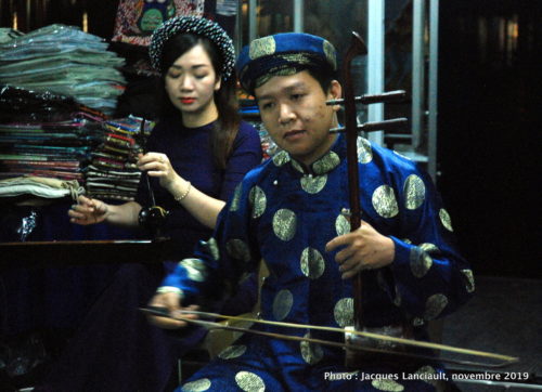 Bateau dragon, Rivière des Parfums, Hué, Vietnam