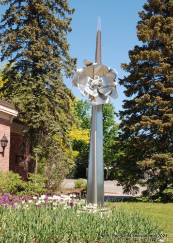 Fleur de métal, bibliothèque de Rosemère, Rosemère, Québec