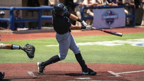 Édouard Savoie, Université <i/>West Texas A&M, NCAA DII” width=”500″ height=”281″ class=”aligncenter size-medium wp-image-160031″ /></a></p>
<p><b>Mirabel, Québec, le 15 mai 2022 – </b> Hier, comme premier frappeur de la troisième manche, Édouard Savoie a claqué son quatrième coup de circuit de la saison. </p>
<p>Sa frappe réduisait alors l’avance de l’équipe adverse à 4-3 dans l’ultime match du Championnat de fin de saison de la Conférence Lone Star de la NCAA… Mais au final, l’équipe de Savoie, la troupe de l’Université <i>West Texas A&M</i>, a encaissé la défaite au compte de 10-4 aux mains des porte-couleurs de l’Université <i>Angelo State</i>.</p>
<p>Le baseballeur québécois, élu plus tôt la semaine dernière sur la deuxième équipe d’étoiles de la conférence Lone Star a terminé la rencontre avec un dossier de 1-en-4 avec un circuit un point compté et un point produit.</p>
<p>La veille, vendredi, Savoie avait produit trois points en plus d’en compter un dans un gain de 27-5 des siens sur leurs rivaux de l’Université St. Edward’s.</p>
<p>Savoie a terminé cette rencontre avec une fiche de 2-en-5 avec un point compté et un point produit.</p>
<p>La troupe de l’Université <i>West Texas A&M</i> est maintenant en attente de la décision de la division II de la NCAA quant à savoir quelles équipes participeront au championnat <i>South Central Regional</i>.</p>
<p>Pour voir la liste des Québécois évoluant dans les universités et collèges américains en 2022 et pour prendre connaissance de leurs statistiques, cliquez sur les liens suivants :</p>
<p><a href=