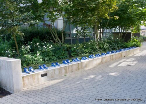 18 Pairs of Blue and White Running Shoes, rue Cambie, Vancouver, Colombie-Britannique