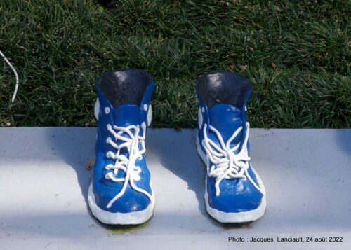 18 Pairs of Blue and White Running Shoes, rue Cambie, Vancouver, Colombie-Britannique