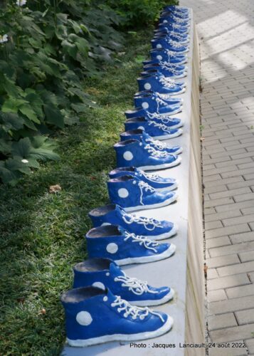18 Pairs of Blue and White Running Shoes, rue Cambie, Vancouver, Colombie-Britannique