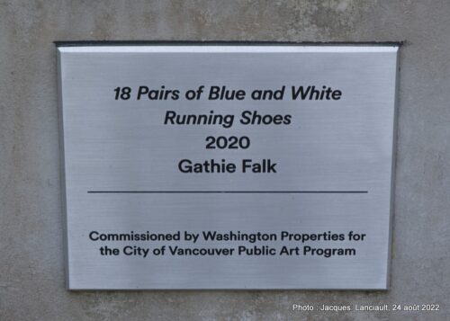 18 Pairs of Blue and White Running Shoes, rue Cambie, Vancouver, Colombie-Britannique