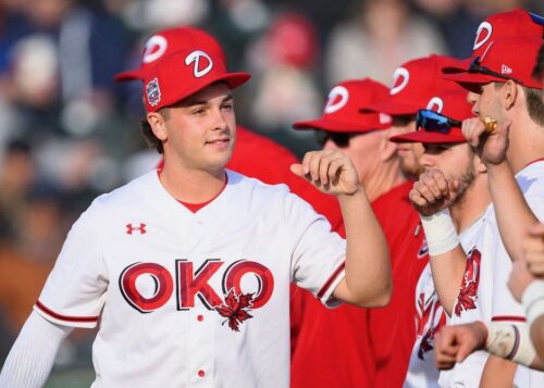 Louis-Félix Anderson, Dawgs d'Okotoks,/>Western Canadian Baseball League” width=”500″ height=”357″ class=”aligncenter size-medium wp-image-185595″ /></a></p>
<p><b>Mirabel, Québec, 7 juillet 2024 –</b> Hier, le baseballeur québécois Louis-Félix Anderson a claqué un double en quatrième manche, une frappe qui a produit un point donnant les devants 1-0 à son équipe des Dawgs d’Okotoks de la <i>Western Canadian Baseball League</i>.</p>
<p>Puis le frappeur suivant le jeune homme de Piedmont au bâton a poussé Anderson au marbre avec un simple. La troupe de l’Alberta menait alors 2-0 sur les Prospects d’Edmonton. </p>
<p>Mais, ceux-ci ont répliqué avec deux points créant l’égalité à leur tour au bâton. Finalement, une huitième manche a été nécessaire à la troupe d’Edmonton… qui a filé avec la victoire au compte de 5-4.</p>
<p>L’athlète, qui a porté les couleurs du Collège Howard du Texas cet hiver en première division de la NJCAA, a ramené un dossier de 1-en-3 avec un double, un point compté et un point produit.</p>
<p>Pour voir les statistiques des baseballeurs québécois évoluant hors du Québec cet été, cliquez sur ce lien : <a href=