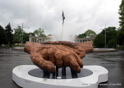 Raising Hands, Julia Bugram, Schwarzenbergplatz, Vienne Autriche