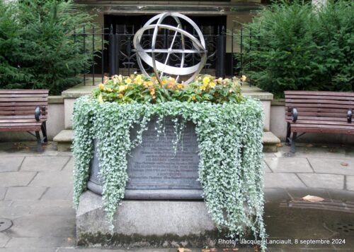 Mémorial du centenaire de l’hôtel Savoy, Victoria Embankment Gardens, Londres, Royaume-Uni