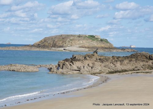 Plage et îles rocheuses, Saint-Malo, Bretagne, France