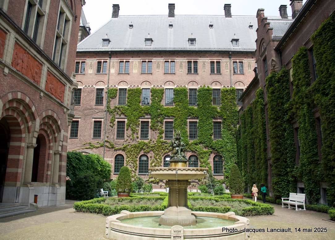 Rotterdam : le jardin de l’Hôtel de Ville, des statues et monuments… et encore des édifices époustouflants! (1re partie)