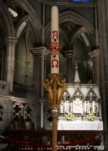 Cierge Pascal, cathédrale de Nidaros, Trondheim, Norvège
