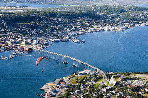Pont de Tromsø, cathédrale arctique et montagne Tromsdalstinden, Tromsø, Norvège