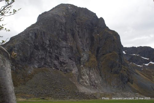 Montagne à Flakstad, archipel des îles Lofoten, Norvège