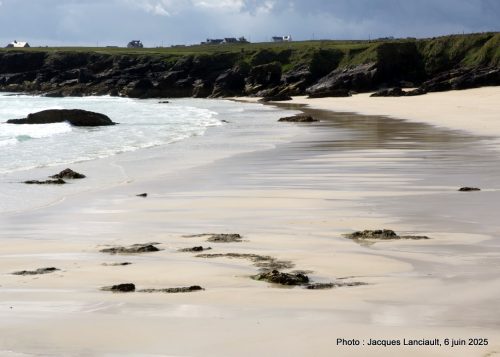 Plage et falaise, Port of Ness, île de Lewis, Hébrides Extérieures, Écosse, Royaume-Uni