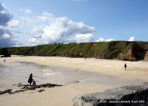Plage et falaise, Port of Ness, île de Lewis, Hébrides Extérieures, Écosse, Royaume-Uni