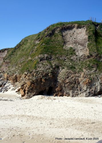 Plage et falaise, Port of Ness, île de Lewis, Hébrides Extérieures, Écosse, Royaume-Uni