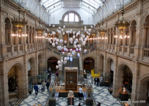 Floating Heads, Kelvingrove Art Gallery and Museum, Glasgow, Écosse, Royaume-Uni